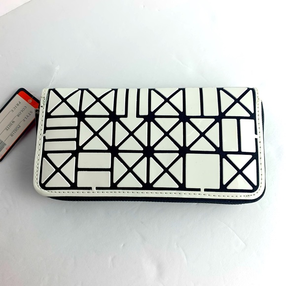 NEW Geometric Checker Print Faux Single Zip Wallet - Picture 1 of 4